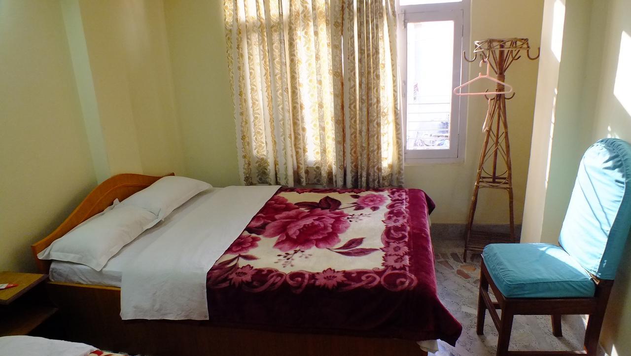 Hotel Dolphin Катманду Экстерьер фото