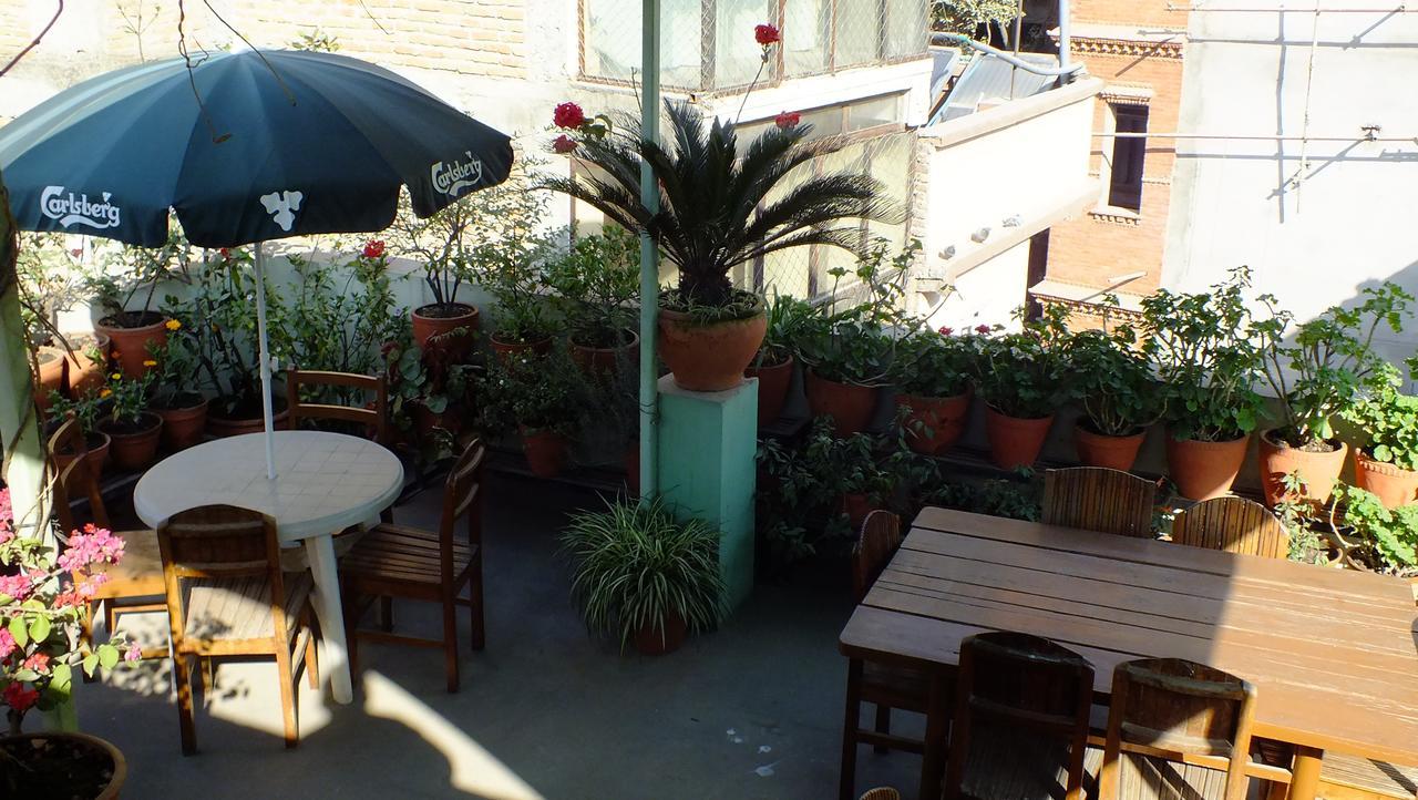 Hotel Dolphin Катманду Экстерьер фото