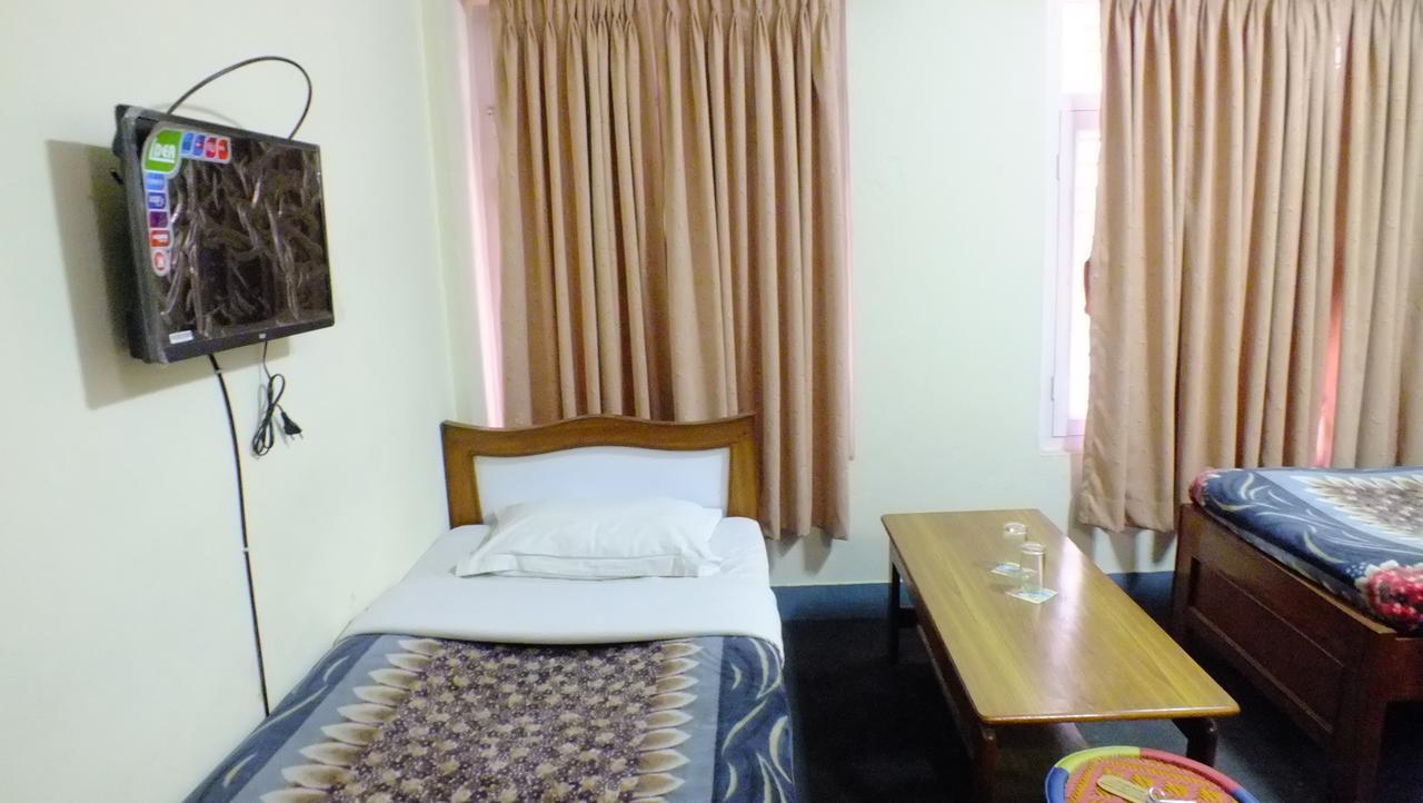 Hotel Dolphin Катманду Экстерьер фото