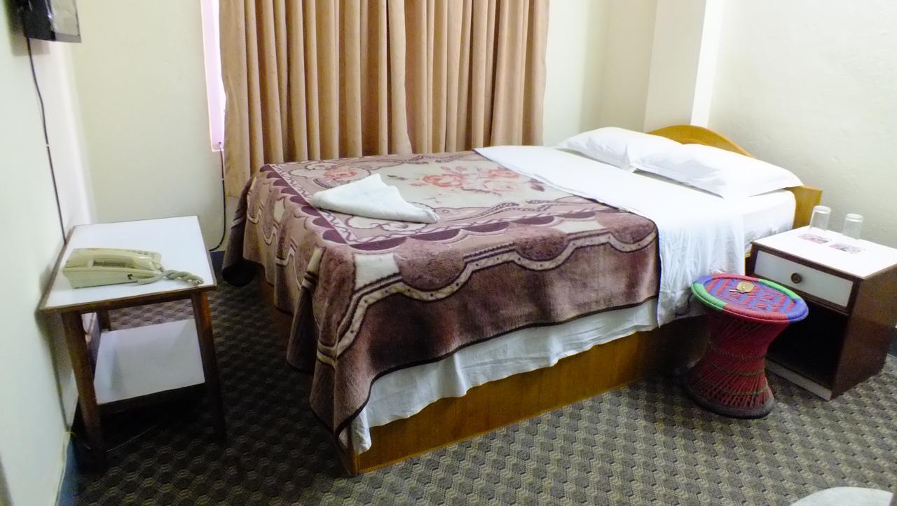 Hotel Dolphin Катманду Экстерьер фото