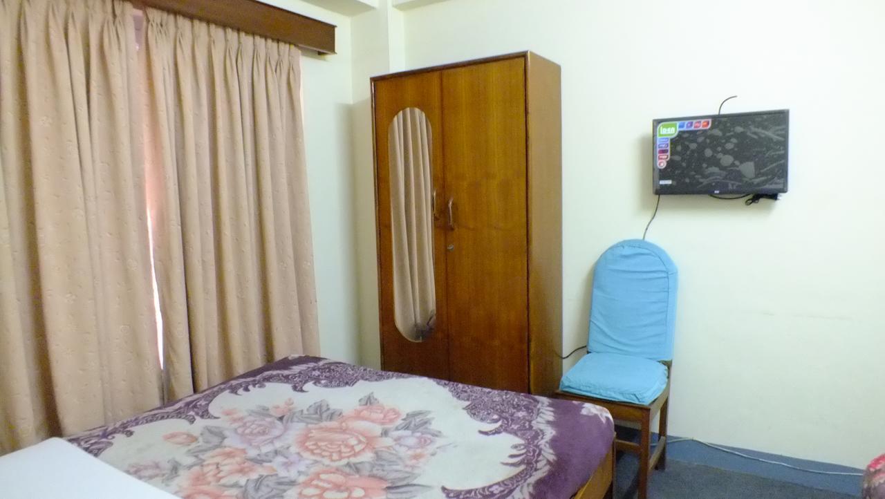 Hotel Dolphin Катманду Экстерьер фото