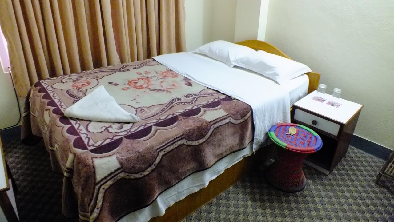 Hotel Dolphin Катманду Экстерьер фото