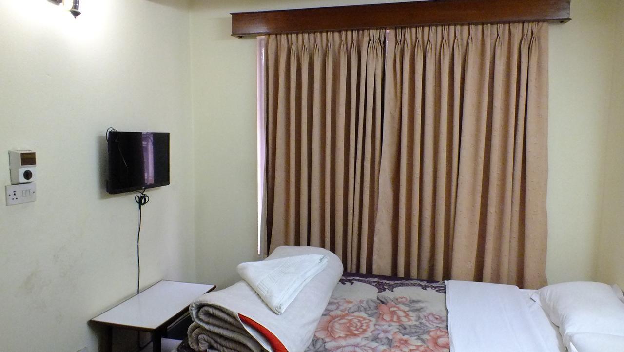 Hotel Dolphin Катманду Экстерьер фото