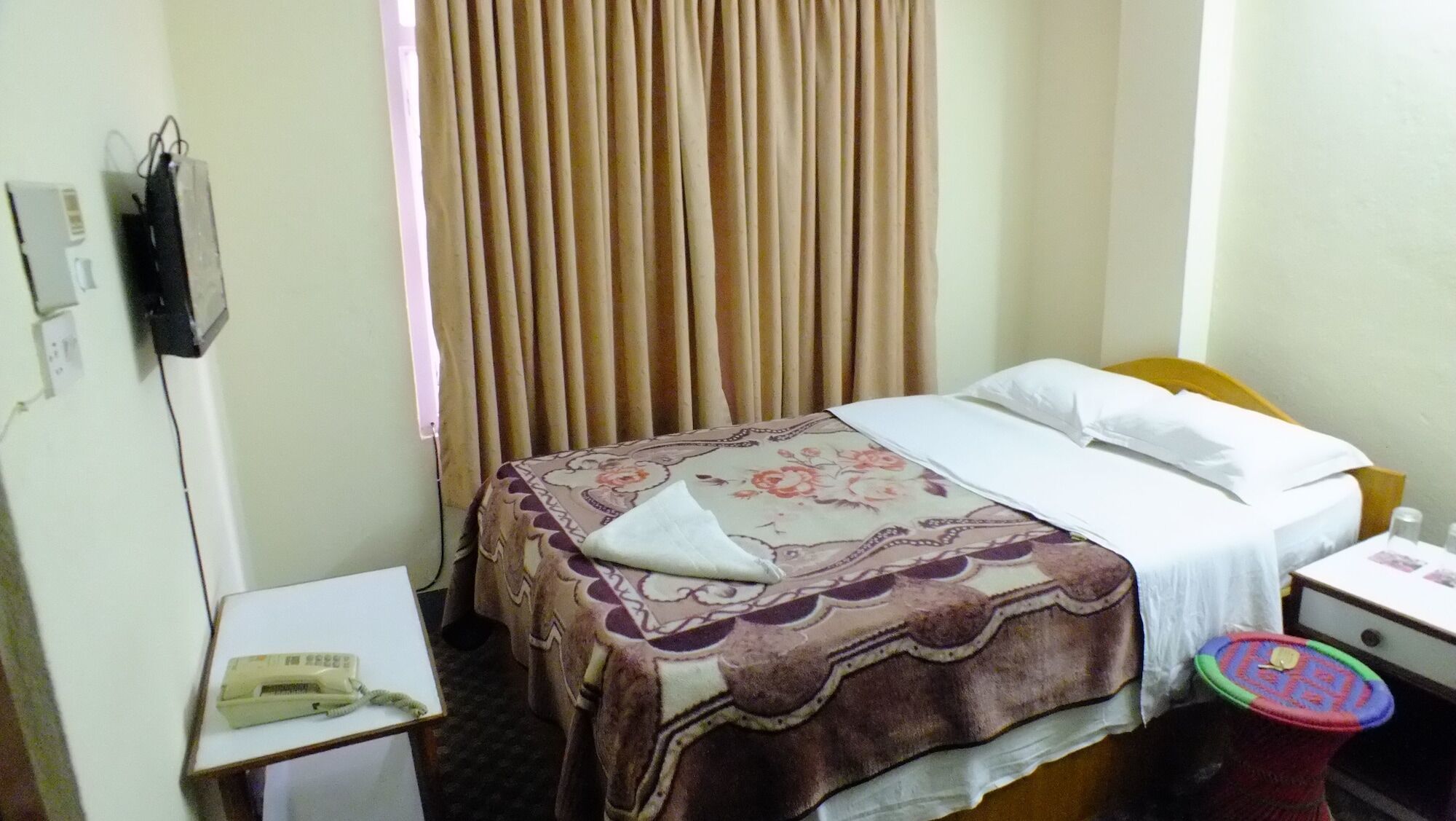 Hotel Dolphin Катманду Экстерьер фото
