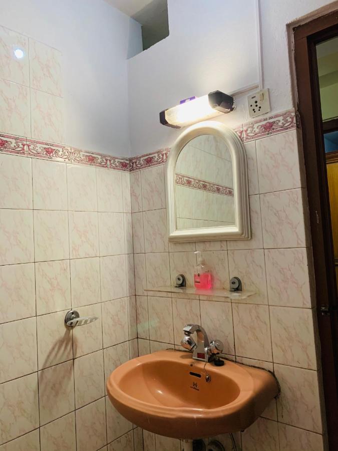 Hotel Dolphin Катманду Экстерьер фото